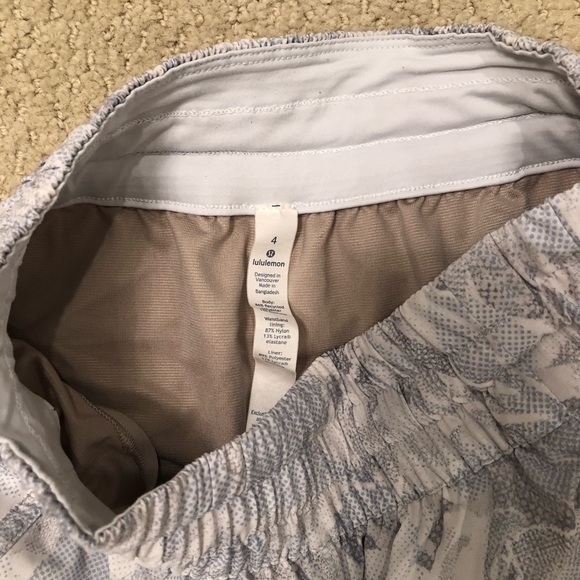 Lululemon tracker shorts sz 4 EUC jasmine white - Picture 6 of 6